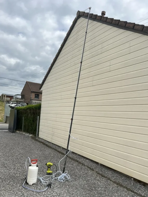 Intervention à Leval – Destruction d'un nid de guêpes en hauteur, Maubeuge, Destru Nuisibles